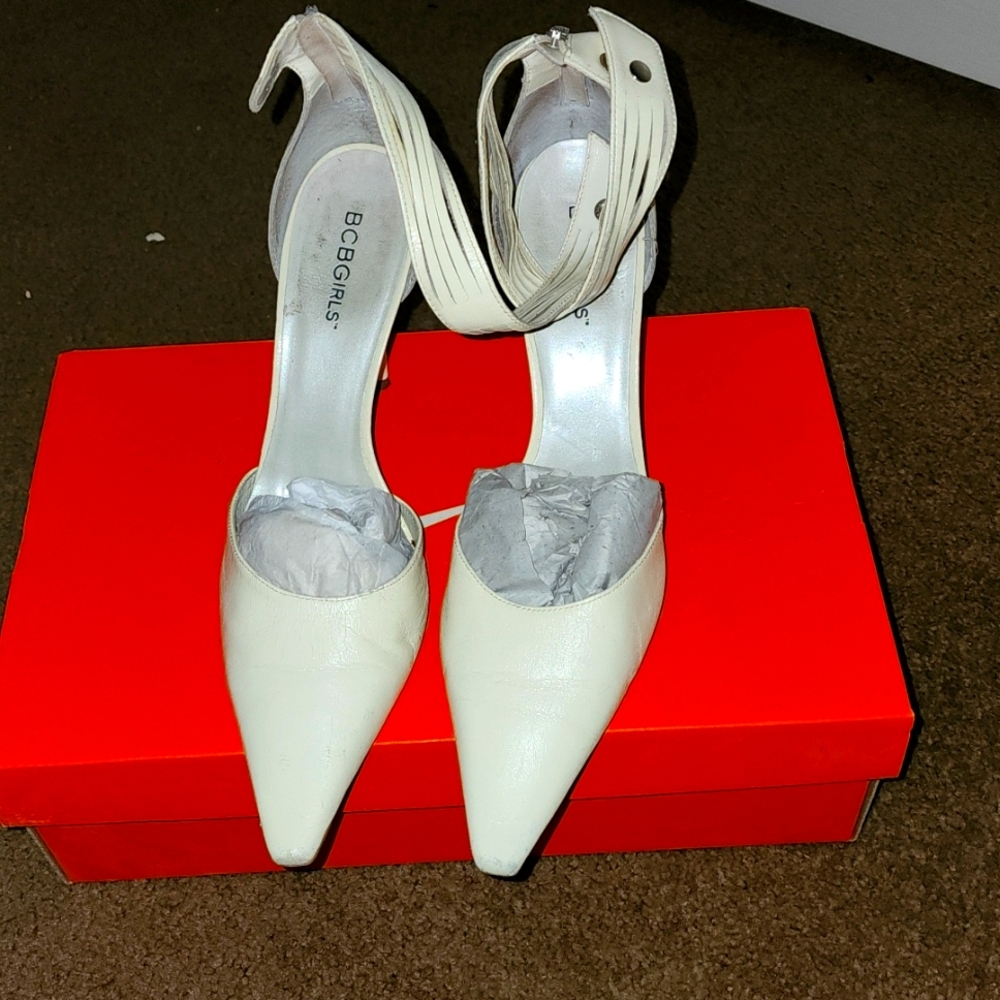 GUC BCBG GIRLS Strap around ankle w/zip Closure on back